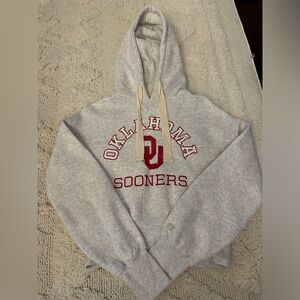 Super cute grey cropped Oklahoma Sooners hooded sweatshirt!